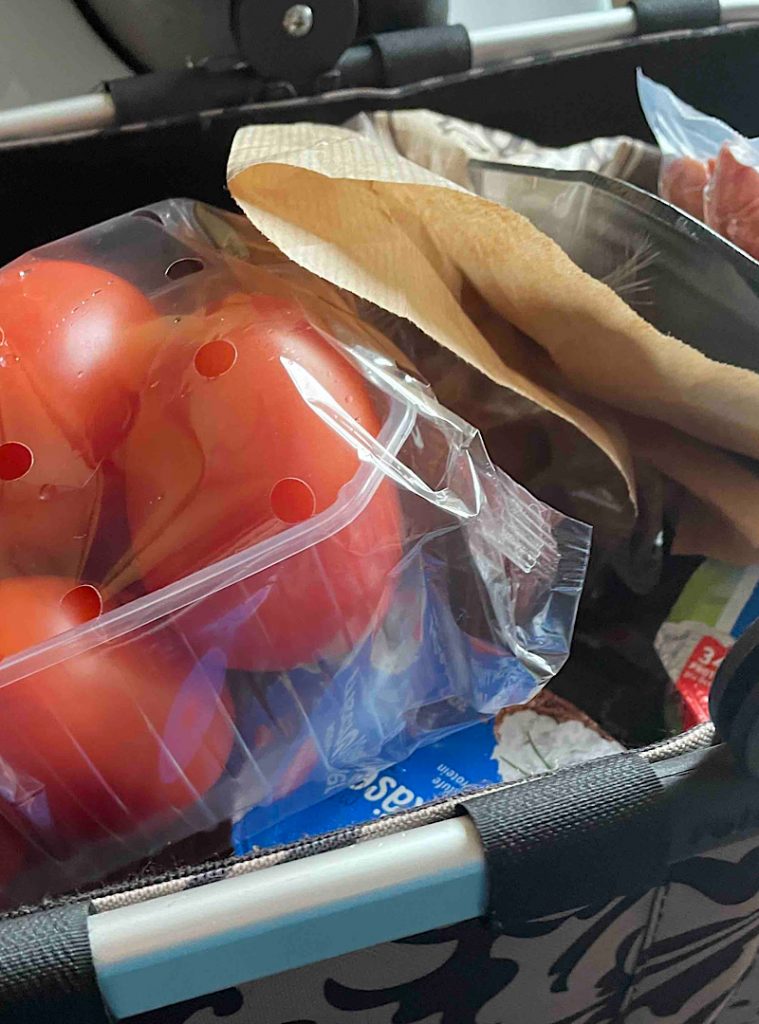 Einkäufe wie Tomaten Hüttenkäse usw im Einkaufskorb