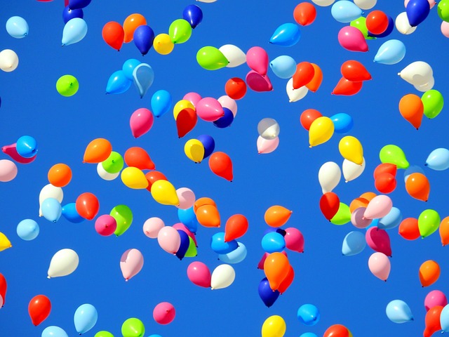 viele bunte Luftballons am blauen Himmel