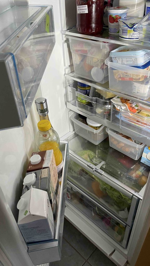 geöffneter und gefüllter Kühlschrank