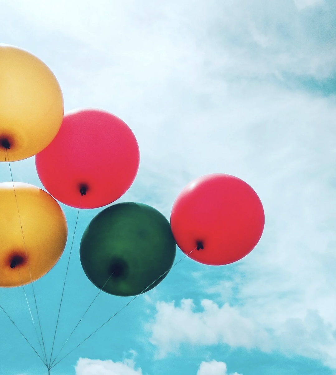 5 bunte Luftballons am blauen Himmel